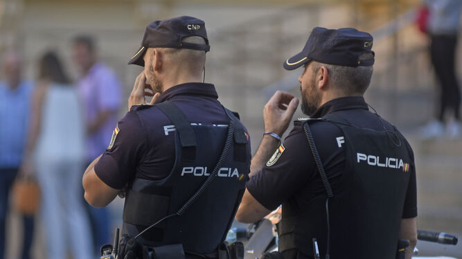 Agentes-Policia-Nacional-Cordoba_1436266914_116795510_667x375